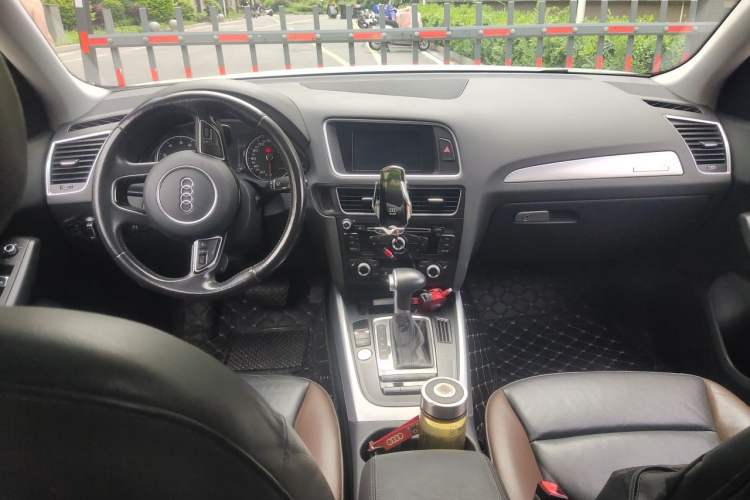 Used Audi Q5 2017 40 TFSI Technology Edition Center Console
