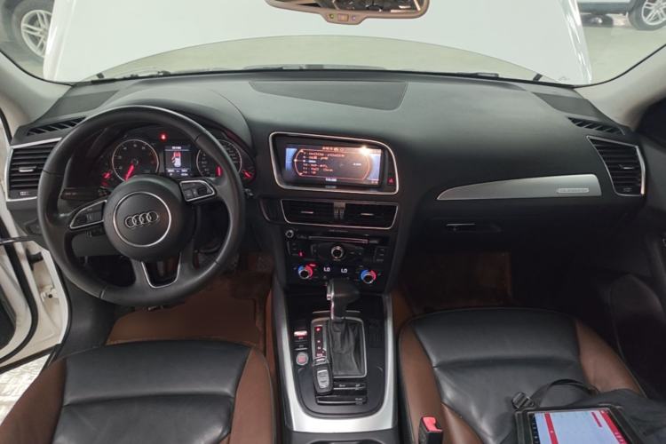 Used Audi Q5 2017 40 TFSI Technology Edition Center Console