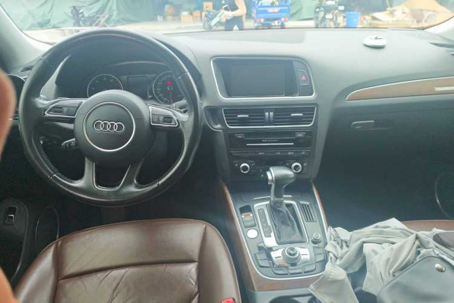 Used Audi Q5 2017 40 TFSI Comfort Model Center Console