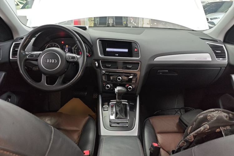 Used Audi Q5 2017 40 TFSI Ambition Edition Center Console