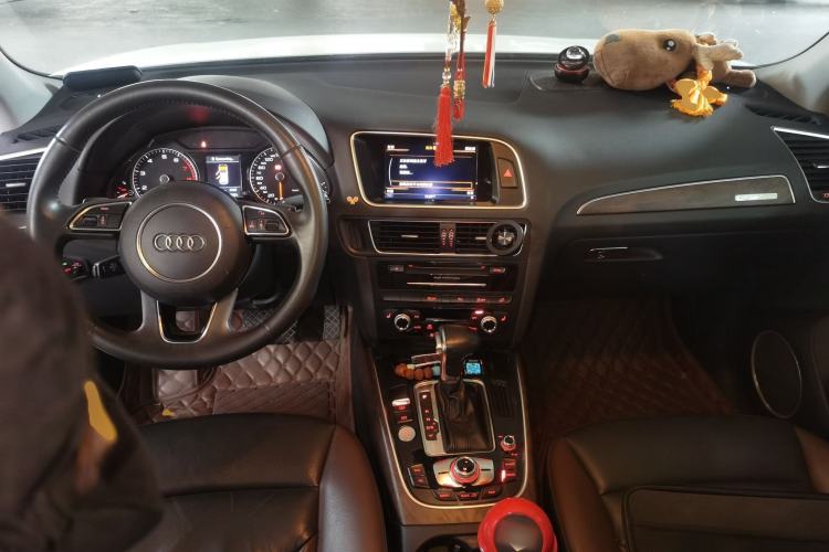 Used Audi Q5 2017 Plus 40 TFSI Comfort Model Center Console