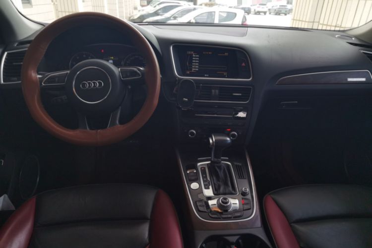 Used Audi Q5 2017 Plus 40 TFSI Comfort Model Center Console