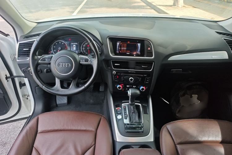 Used Audi Q5 2017 40 TFSI Technology Edition Center Console