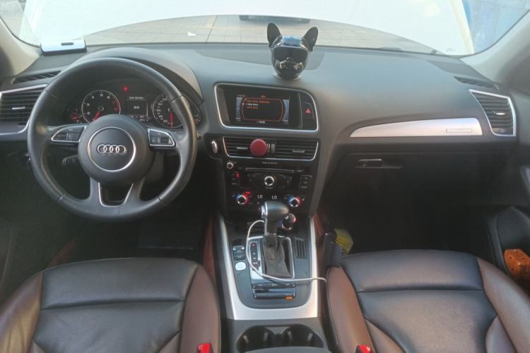 Used Audi Q5 2017 Plus 40 TFSI Technology Model Center Console