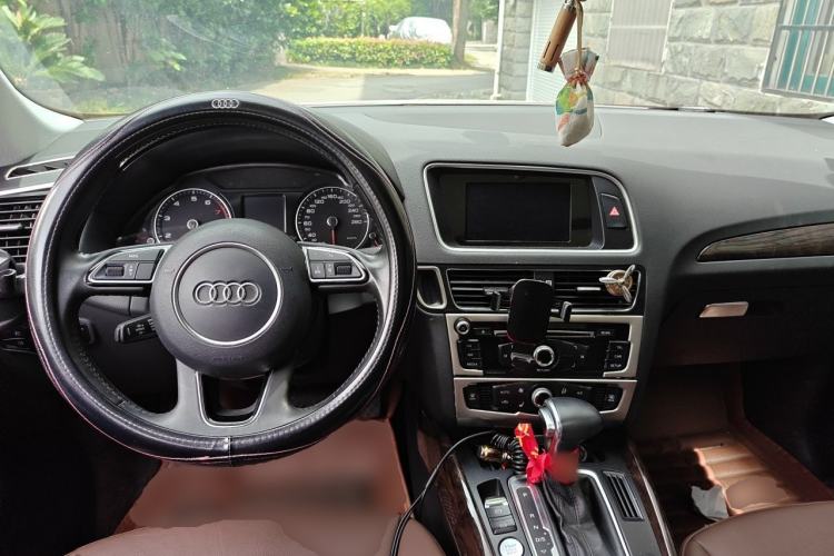 Used Audi Q5 2017 Plus 40 TFSI Ambition Model Center Console