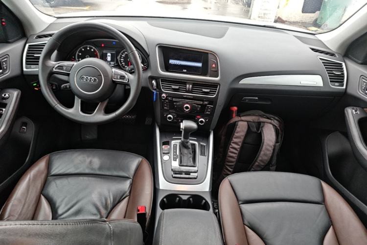 Used Audi Q5 2017 Plus 40 TFSI Technology Model Center Console