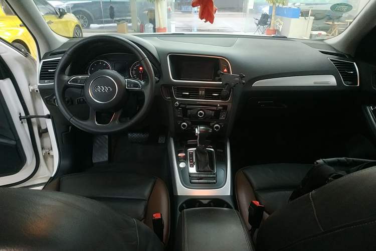Used Audi Q5 2017 Plus 40 TFSI Technology Model Center Console