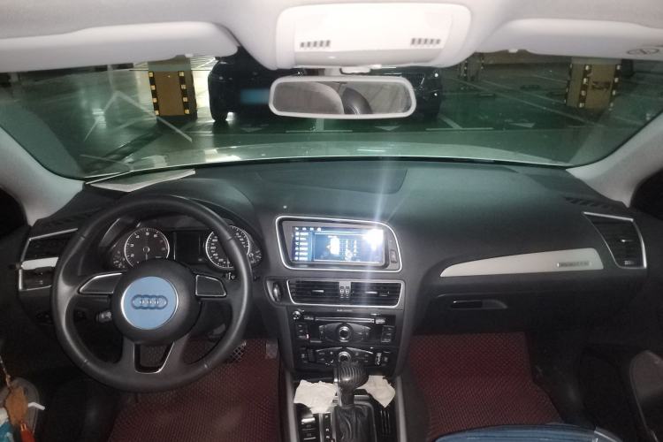 Used Audi Q5 2017 Plus 40 TFSI Ambition Model Center Console