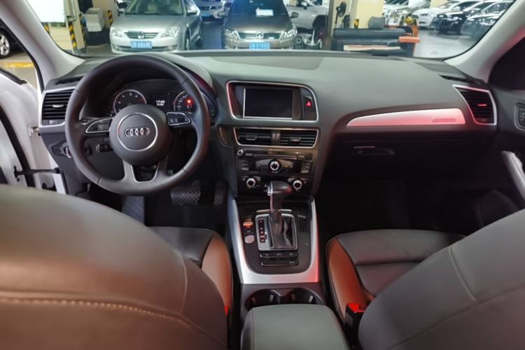 Used Audi Q5 2017 Plus 40 TFSI Technology Model Center Console