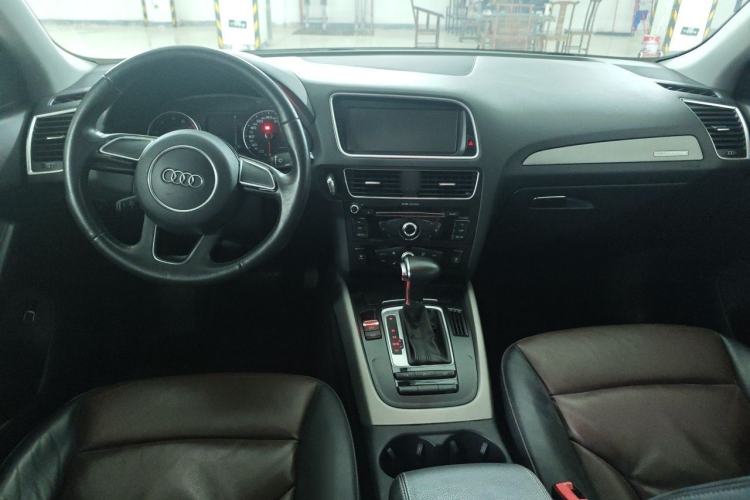 Used Audi Q5 2017 Plus 40 TFSI Ambition Model Center Console