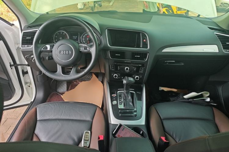 Used Audi Q5 2017 Plus 40 TFSI Technology Model Center Console
