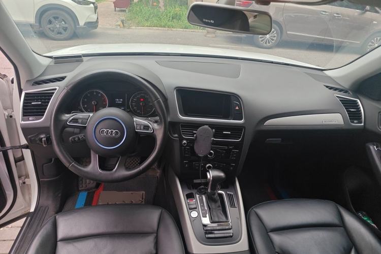 Used Audi Q5 2017 Plus 40 TFSI Ambition Model Center Console