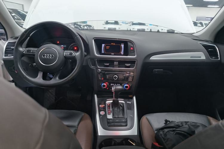 Used Audi Q5 2017 40 TFSI Technology Edition Center Console