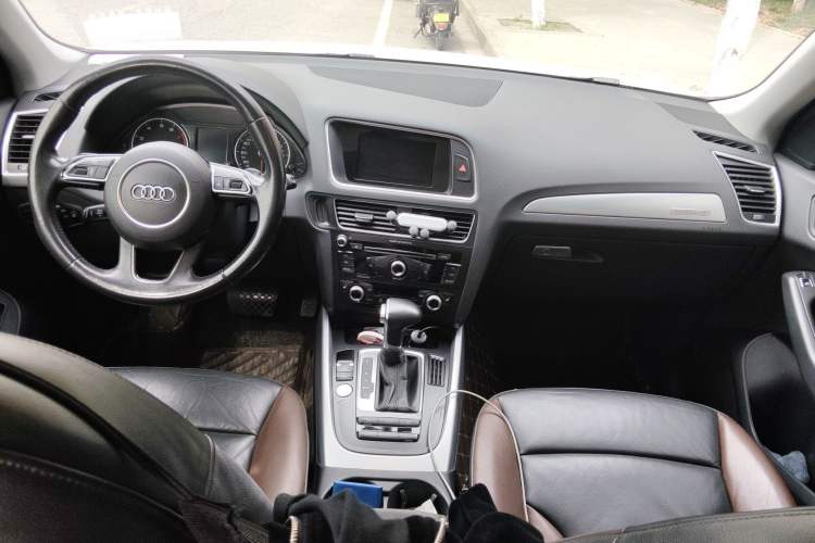 Used Audi Q5 2017 40 TFSI Technology Edition Center Console