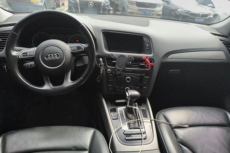 Used Audi Q5 2017 40 TFSI Ambition Edition Center Console