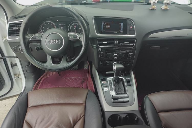 Used Audi Q5 2017 40 TFSI Ambition Edition Center Console