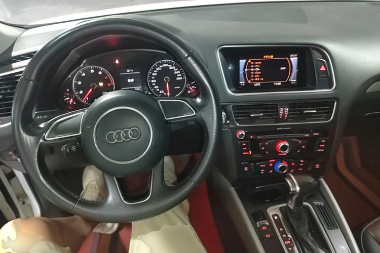 Used Audi Q5 2017 40 TFSI Ambition Edition Center Console