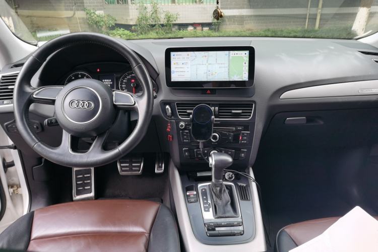 Used Audi Q5 2017 Plus 40 TFSI Ambition Model Center Console
