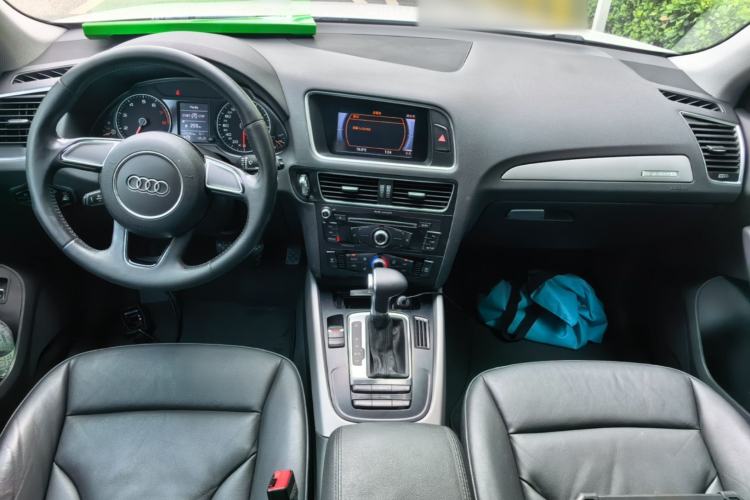 Used Audi Q5 2017 40 TFSI Ambition Edition Center Console