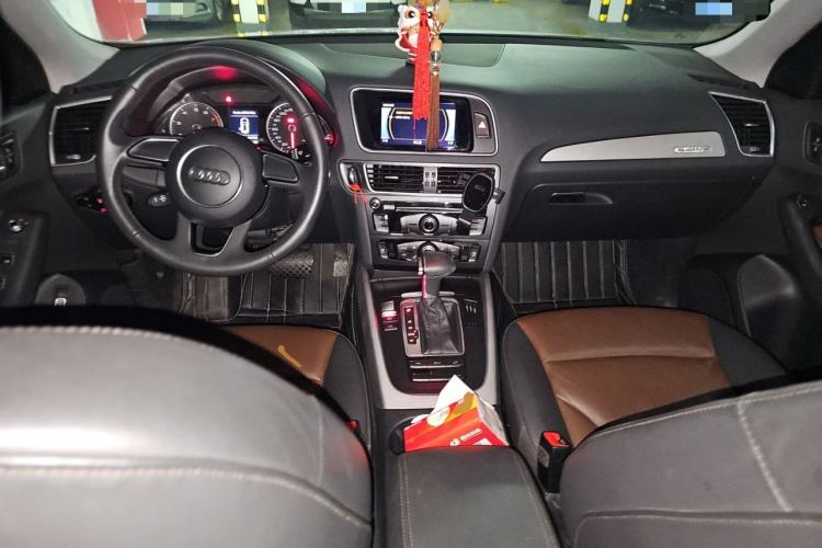 Used Audi Q5 2017 Plus 40 TFSI Ambition Model Center Console