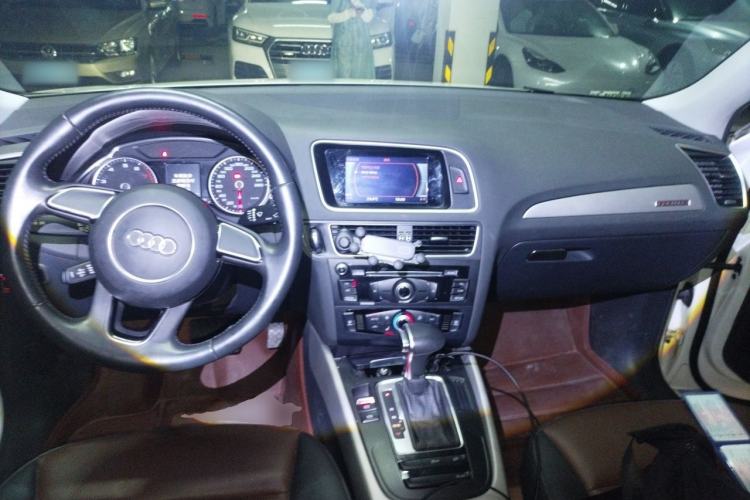 Used Audi Q5 2017 40 TFSI Ambition Edition Center Console