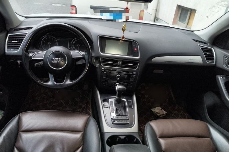 Used Audi Q5 2017 40 TFSI Ambition Edition Center Console