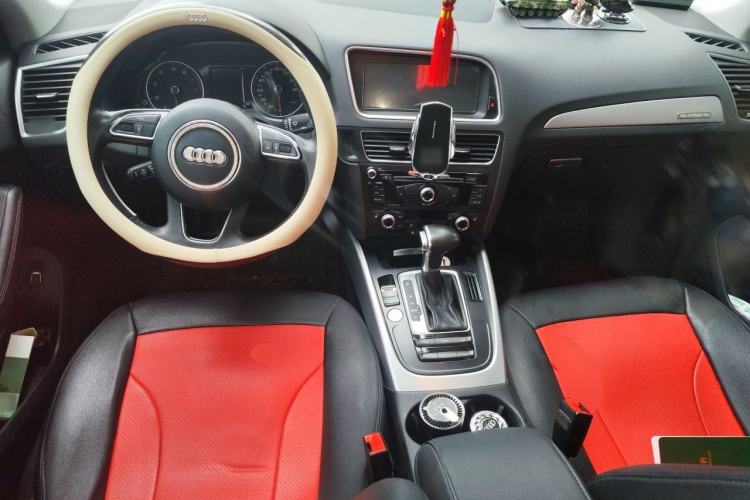 Used Audi Q5 2017 Plus 40 TFSI Technology Model Center Console