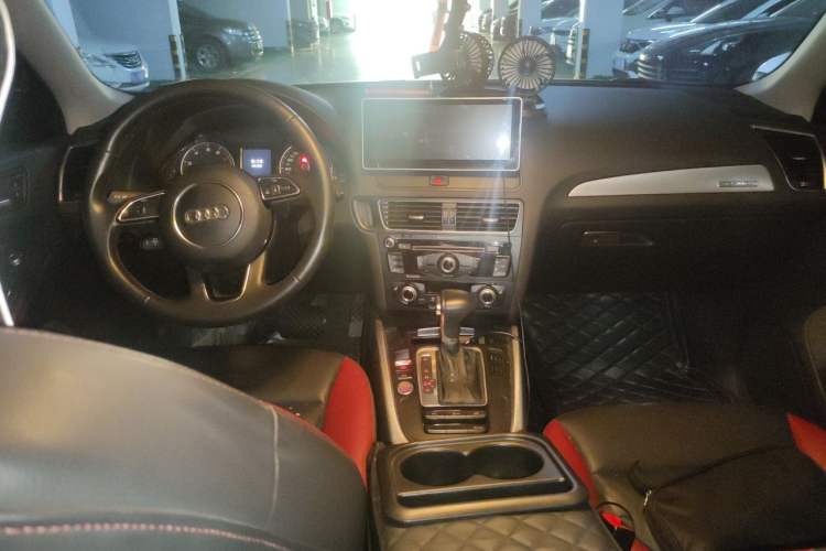 Used Audi Q5 2017 Plus 40 TFSI Technology Model Center Console