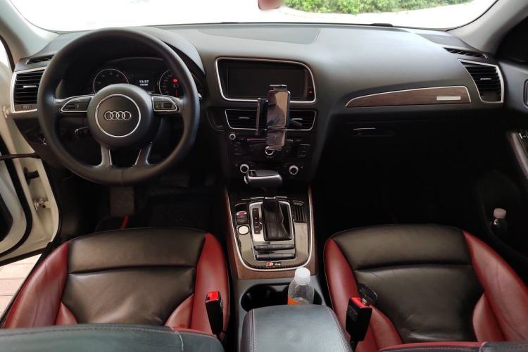 Used Audi Q5 2017 Plus 40 TFSI Technology Model Center Console