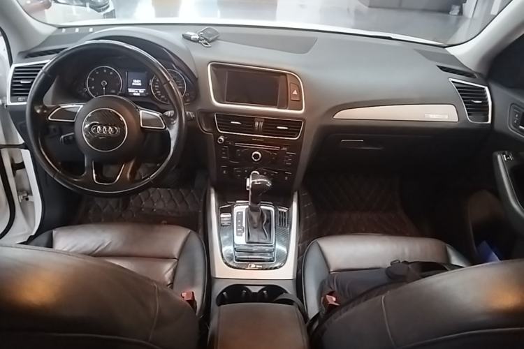 Used Audi Q5 2017 40 TFSI Ambition Edition Center Console