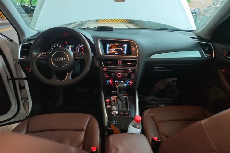 Used Audi Q5 2017 Plus 40 TFSI Technology Model Center Console