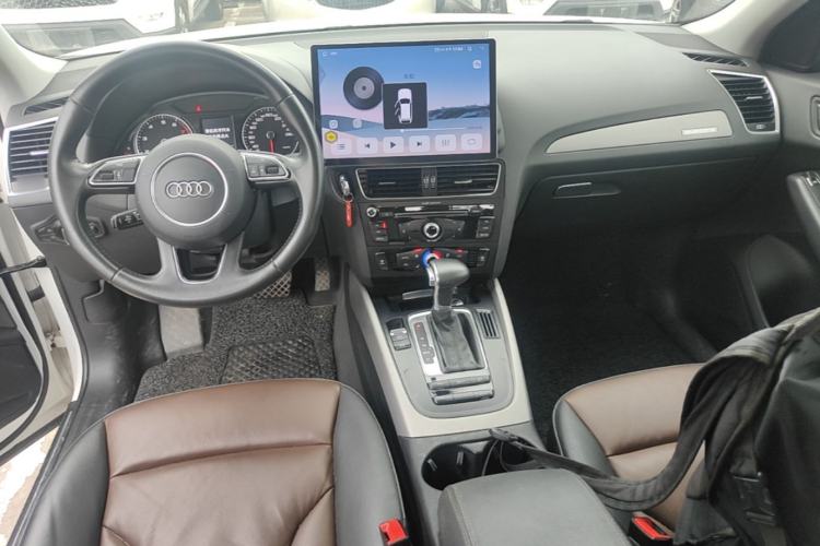 Used Audi Q5 2017 Plus 40 TFSI Ambition Model Center Console