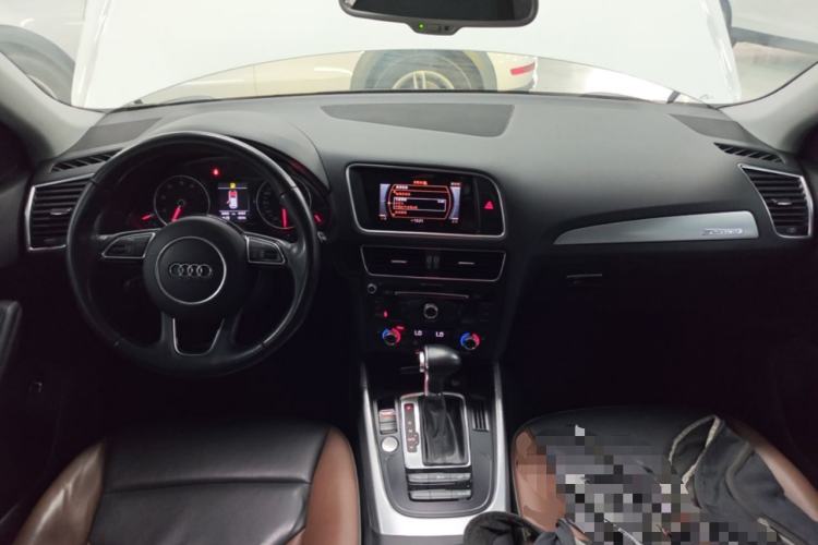 Used Audi Q5 2017 Plus 40 TFSI Technology Model Center Console