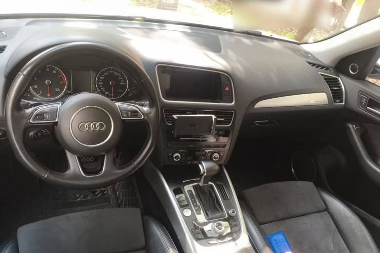Used Audi Q5 2017 40 TFSI Dynamic Edition Center Console