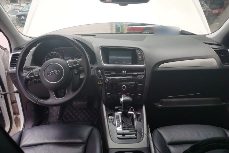 Used Audi Q5 2017 Plus 40 TFSI Ambition Model Center Console