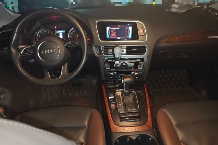 Used Audi Q5 2017 Plus 40 TFSI Technology Model Center Console