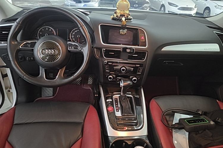 Used Audi Q5 2017 Plus 40 TFSI Technology Model Center Console