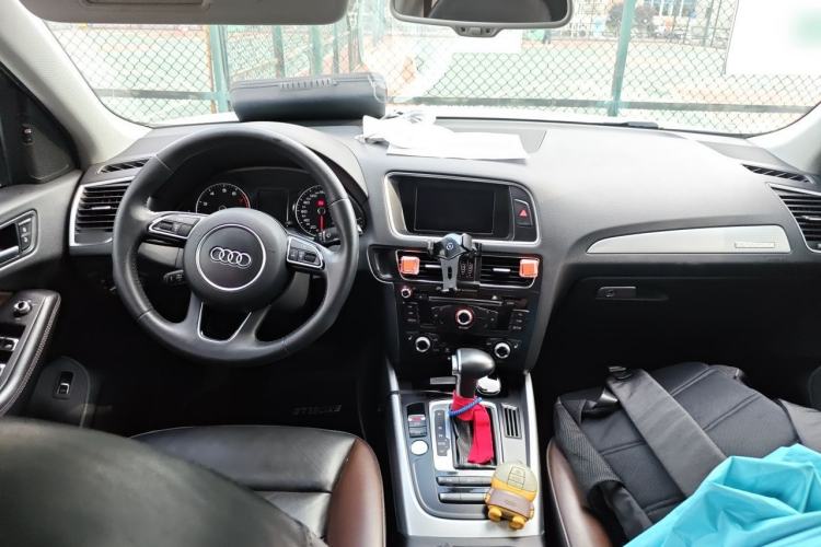 Used Audi Q5 2017 Plus 40 TFSI Technology Model Center Console