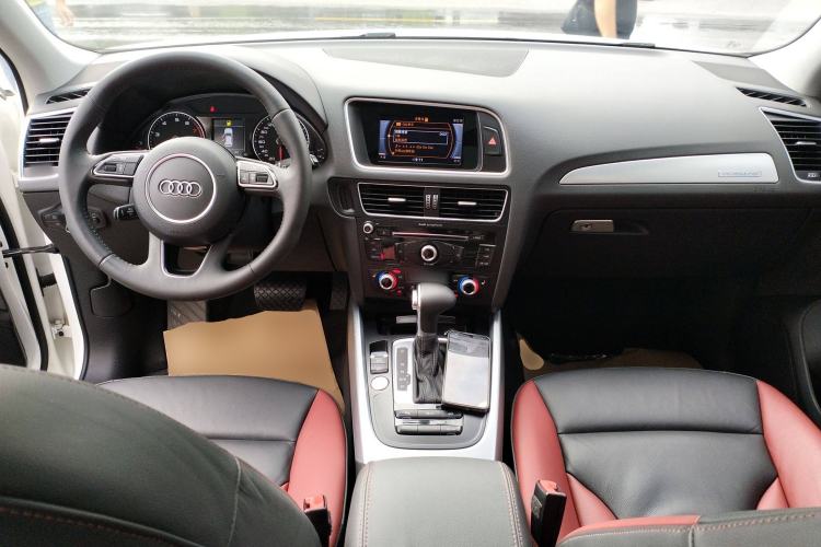 Used Audi Q5 2017 Plus 40 TFSI Technology Model Center Console