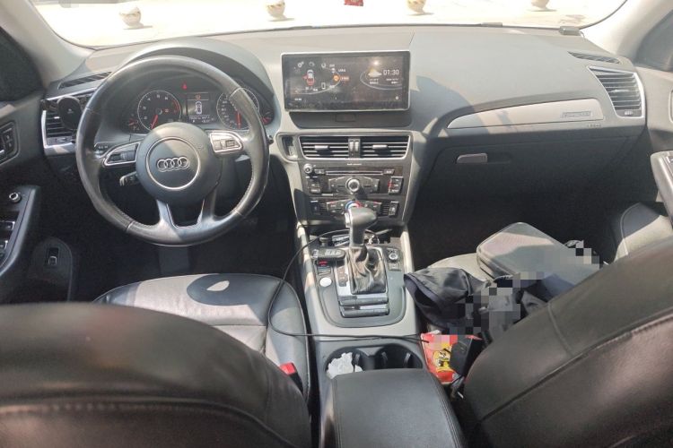 Used Audi Q5 2017 40 TFSI Ambition Edition Center Console