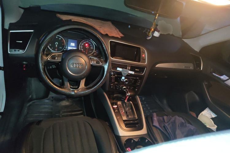 Used Audi Q5 2017 40 TFSI Ambition Edition Center Console