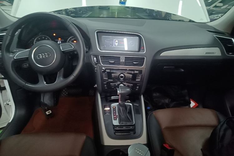 Used Audi Q5 2017 Plus 40 TFSI Ambition Model Center Console