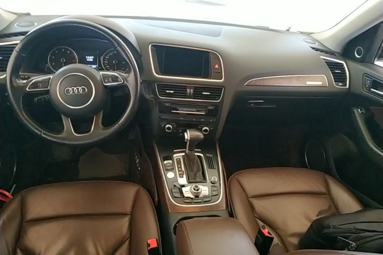 Used Audi Q5 2017 40 TFSI Comfort Model Center Console