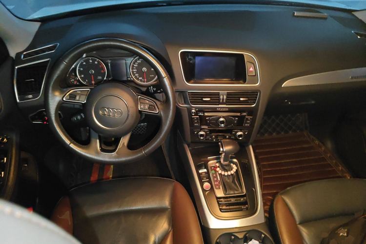 Used Audi Q5 2017 Plus 40 TFSI Technology Model Center Console