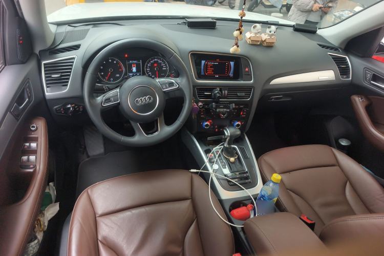 Used Audi Q5 2017 Plus 40 TFSI Technology Model Center Console