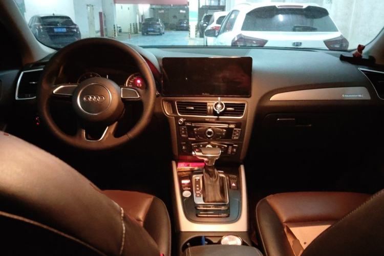Used Audi Q5 2017 Plus 40 TFSI Ambition Model Center Console
