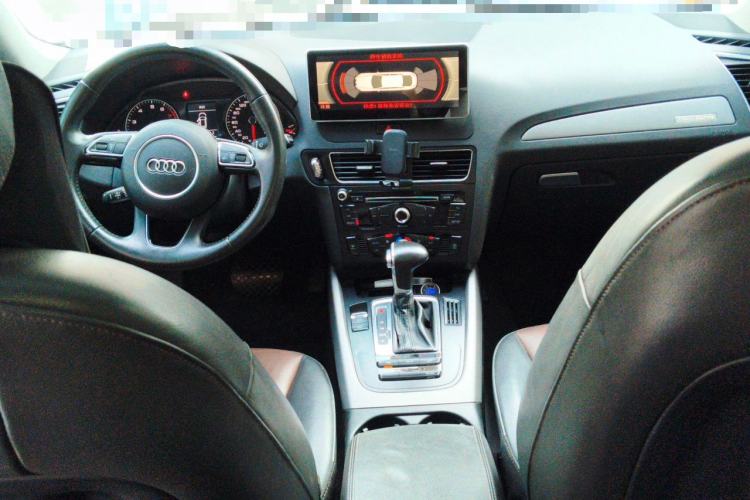 Used Audi Q5 2017 Plus 40 TFSI Ambition Model Center Console