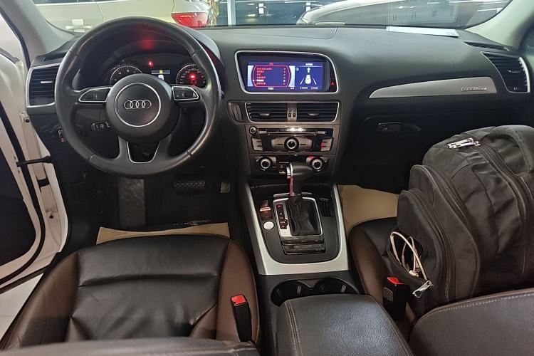 Used Audi Q5 2017 Plus 40 TFSI Technology Model Center Console