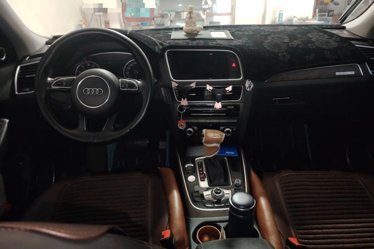 Used Audi Q5 2017 40 TFSI Comfort Model Center Console