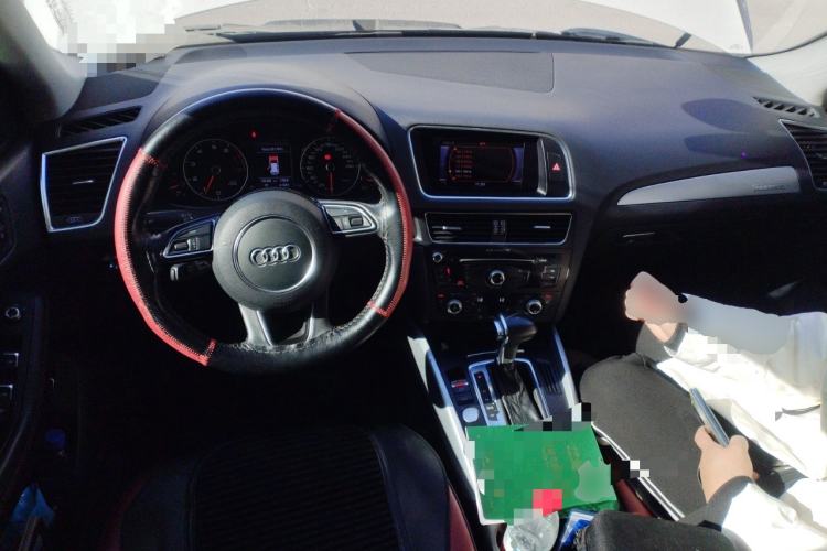 Used Audi Q5 2017 Plus 40 TFSI Technology Model Center Console